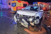 Auto und Straßenbahn krachen zusammen: Vier Verletzte
