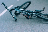 Betrunkener Radler bei Unfall in Leipzig verletzt: Auto fährt einfach weiter