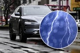 Elektroauto wird von Dreifach-Blitz getroffen: Was dann passiert, lässt viele staunen
