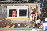 Rauch steigt aus Haus im Schwarzwald auf: Feuerwehr muss Dach öffnen