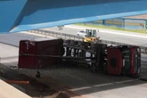 Lkw kracht gegen Autobahnbrücke auf A72