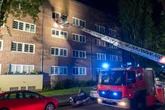 Flammen schlagen aus den Fenstern! Feuerwehr löscht brennende Wohnung