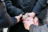 Mit Pistole und Prügel: Polizei schnappt nach Tresor- und EC-Raub zwei Verdächtige