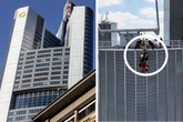 Spektakuläre Rettung: Fenster-Putzer hängen am Commerzbank Tower auf 200 Metern fest