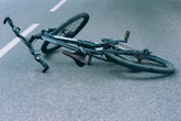 Radlerin stürzt auf Auto: Frau nach Unfall im Krankenhaus