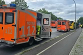 Schwerer Unfall in Spandau: Bus und Auto krachen ineinander, Schulgruppe verletzt
