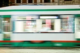 Straßenbahn kracht in Auto: Rollstuhl-Fahrer stirbt im Krankenhaus!