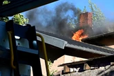 Hohe Flammen und dichter Rauch: Feuerwehr rückt zu brennendem Haus aus