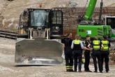 Radlader-Unfall auf Baustelle: Mensch stirbt, Polizei ermittelt