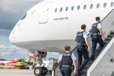 Betrunkener Reisender belästigt Passagiere und randaliert im Flugzeug