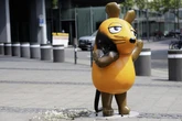 Brandanschlag auf Maus-Figur vor fast einem Jahr: So ist der Stand der Ermittlungen