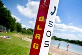 Tragischer Badeunfall: 19-Jähriger will von Luftmatratze ans Ufer schwimmen und ertrinkt