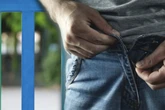 In der Nähe eines Spielplatzes: Rentner (69) spielt an sich herum