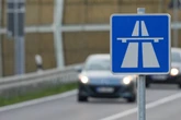 Seniorin verläuft sich auf Autobahn: Mutige Fahrerin bringt sie in Sicherheit