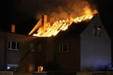 Langer Feuerwehreinsatz: Dachstuhl steht komplett in Flammen