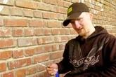 Als Junkie Alex sich mitten im Müll Schuss Heroin setzt, offenbart er traurige Diagnose