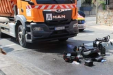 Krankenfahrstuhl von Lkw zerfetzt und mitgeschleift: Senior bleibt auf der Straße liegen