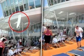 Kellner brüllt Gäste auf Kreuzfahrtschiff an, wegzulaufen: Dann passiert es