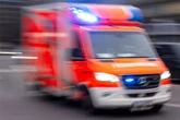 Autofahrer steigt an Ampel aus - kurz darauf verstirbt er im Straßengraben