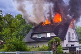 Dachstuhl steht komplett in Flammen: War ein Blitz der Auslöser?