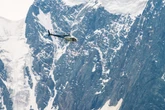Schwere Verletzungen! Snowboarder stürzt Felswand hinab