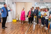 Reisebus voller Frauen: Brautmode-Herrmann wird zum Touristen-Hotspot