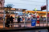 Gruppierung geht auf Polizei und Zeugen los: Verstärkung hat Unfall bei Anfahrt