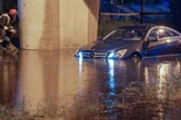 Mercedes steckt in überfluteter Unterführung fest, doch das stört anderen Autofahrer offenbar nicht