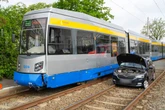 Crash mit Straßenbahn: Skoda-Fahrer will abbiegen und landet im Gleisbett