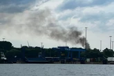 Schwarze Rauchwolke über Hafen: Knallgeräusche erschüttern Besucher