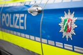 Blutiger Angriff: Unbekannter sticht unvermittelt auf drei Männer ein