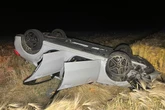 Benz im Kornfeld: Zwei Menschen verletzt