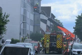 Feuer in Tiefgarage eines Mehrfamilienhauses: Bewohner machen am Fenster auf sich aufmerksam
