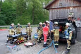 Auto kracht in Stuttgart in Technikstation: Notarzt klettert durch den Kofferraum