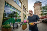 Neue Gastro-Terrasse in Chemnitz: Galerie Roter Turm öffnet zum Stadthallenpark