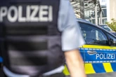 Mit Schlägen und Tritten: 15-köpfige Gruppe von Jugendlichen soll Mann attackiert haben