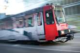 Straßenbahn der Linie 18 erfasst Fußgänger: 60-Jähriger schwebt in Lebensgefahr!