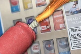 Rumms! Kippenautomat in Trachau gesprengt: Radler stürzt über Trümmerteile und verletzt sich