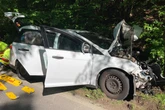 Ford zerschellt an Baum: Fahrerin schwer verletzt, Baby muss per Heli in Spezialklinik