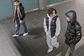 Dreister Diebstahl im Hauptbahnhof: Polizei fahndet mit Bildern nach diesen Männern