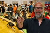 Klimmzugstange und Kult-Sneaker: Hammer, was im Rathaus untern Hammer kommt