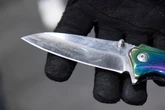 Fußball trifft versehentlich Handy - Dann wird Teenager durch Messerstich verletzt