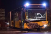 Einsatzwagen kracht in Nachtbus: Zwei verletzte Polizisten