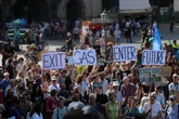 "Wir sind viele": Klima-Demo zieht durch Dresden - und hat es auf einen Politiker besonders abgesehen