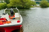 Wenn das Grillen brenzlig wird: Drei Frauen rutschen ins Wasser