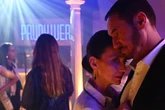 Alles was zählt: Simone und Richard liegen sich plötzlich in den Armen