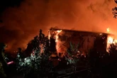 Gartenlaube in Sachsen brennt lichterloh: Hund in Flammen eingeschlossen