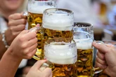 Oktoberfest 2026: Bierpreise steigen erneut! Wo die Wiesn-Maß am günstigsten ist