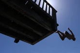 Badeunfall am Sprungturm: Mann springt 26-Jährigem in den Rücken