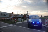 Motorrad rast bei Rot über Bahnübergang und kollidiert mit Güterzug: Biker flüchtet